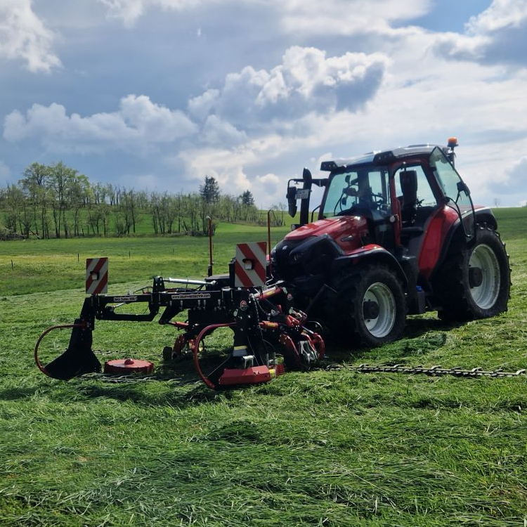 Traktor mit Anbaugerät