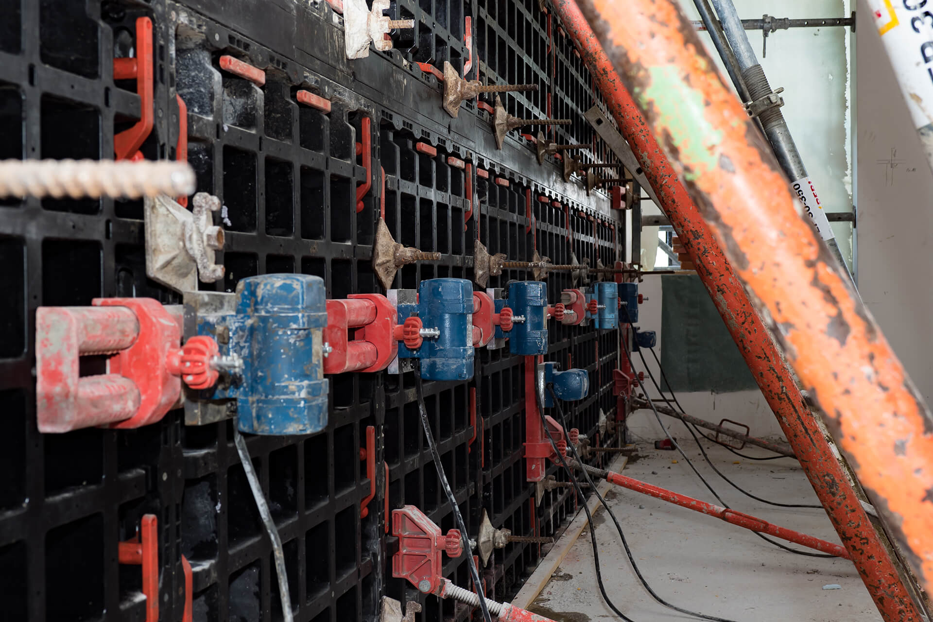 Combination for concrete compaction
