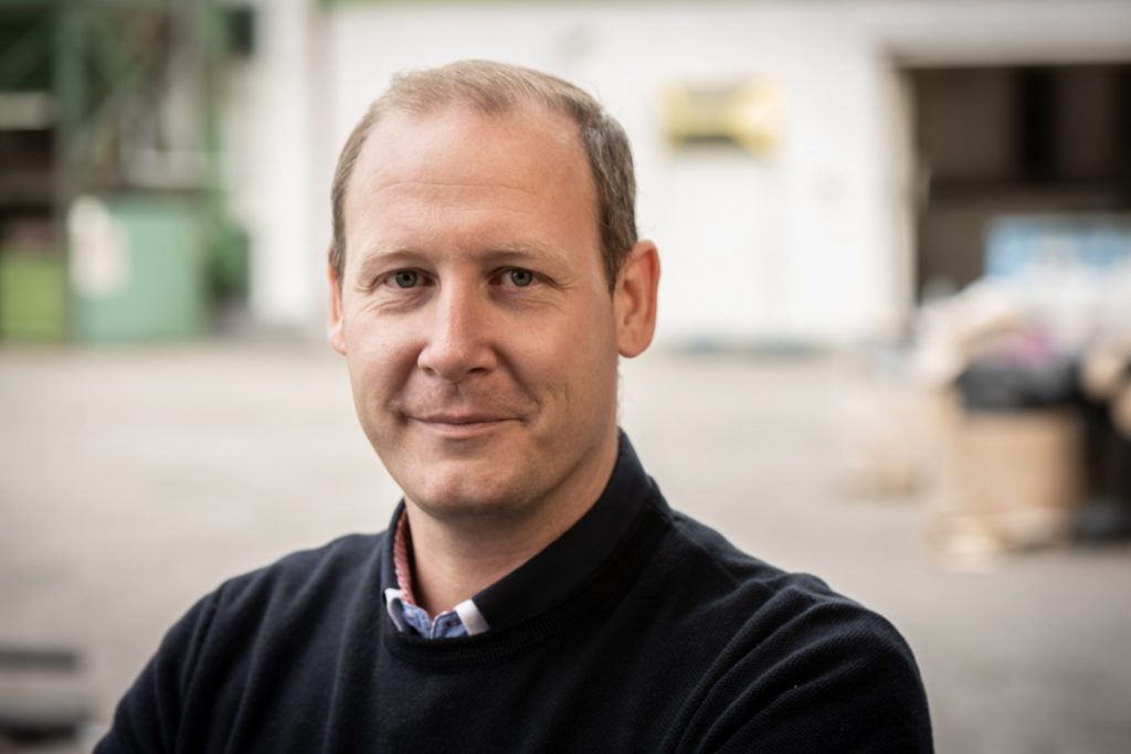 Mitarbeiter im Recyclingbetrieb