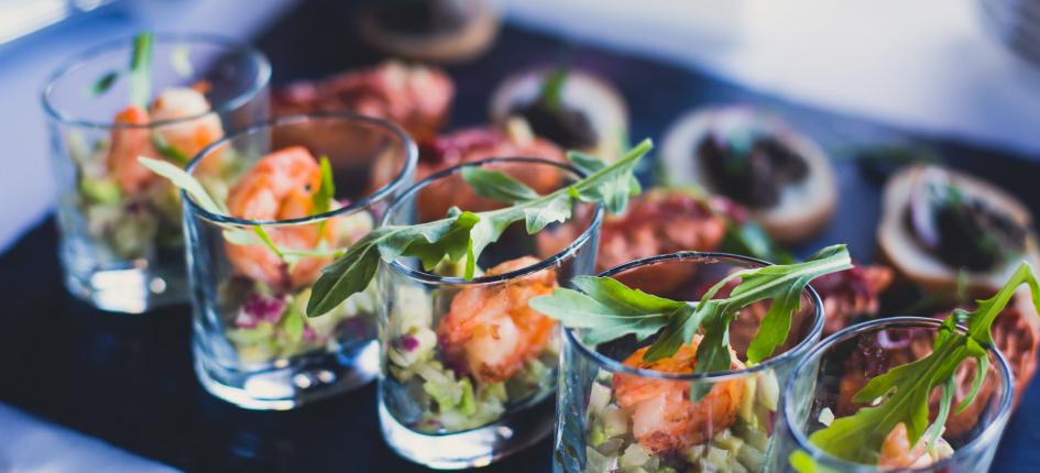 Catering-Bankettisch mit Vorspeisensortiment