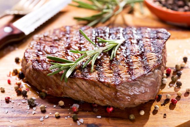 Gegrilltes Fleisch mit Rosmarin