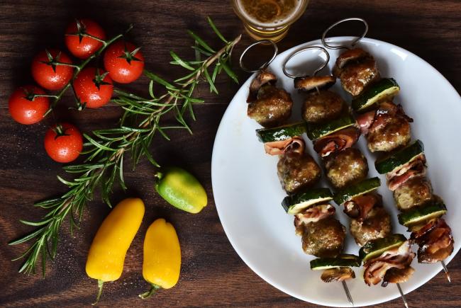 Gegrilltes Wildfleisch am Spieß