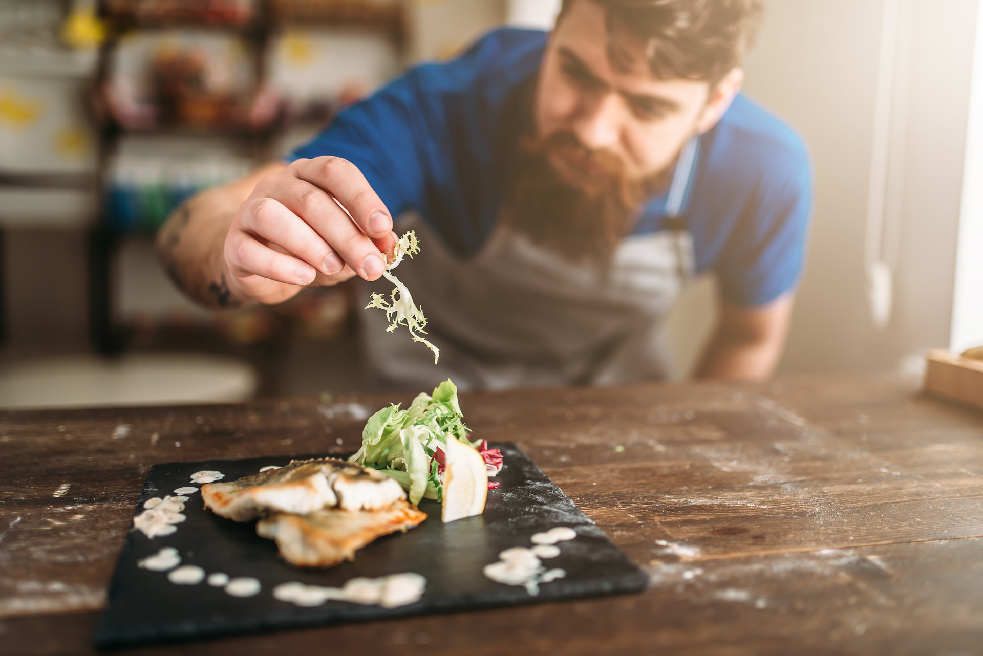 Gemüseplatte mit gebratenem Fisch