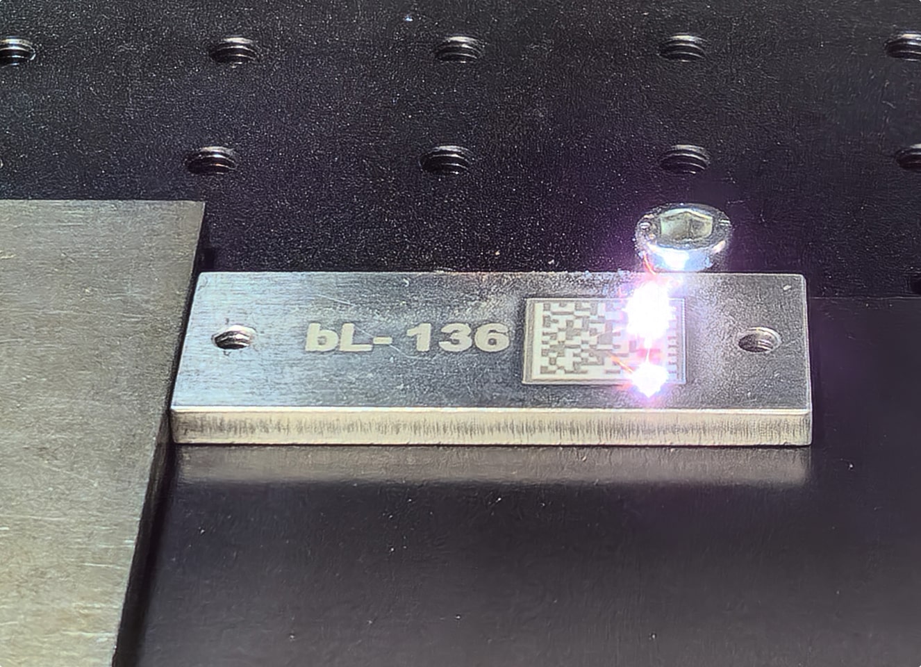 Aktive Laserung eines DataMatrix-Codes mit Faserlaser