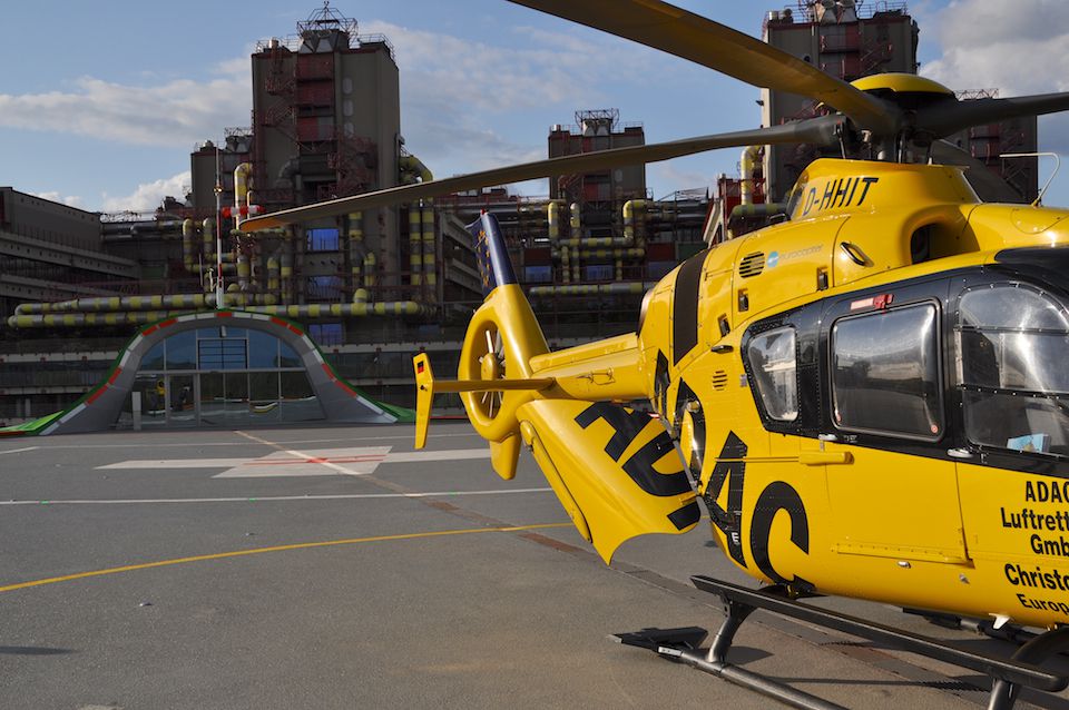 ADAC-Hubschrauber auf einem Heliport