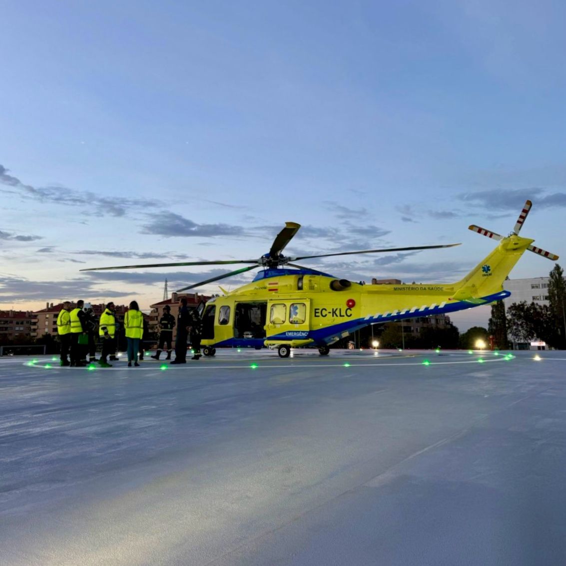 Hubschrauber auf einem mit Aerolighting-Beleuchtung ausgestatteten Heliport