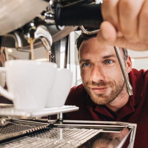 Servicetechniker prüft die Kaffeezubereitung
