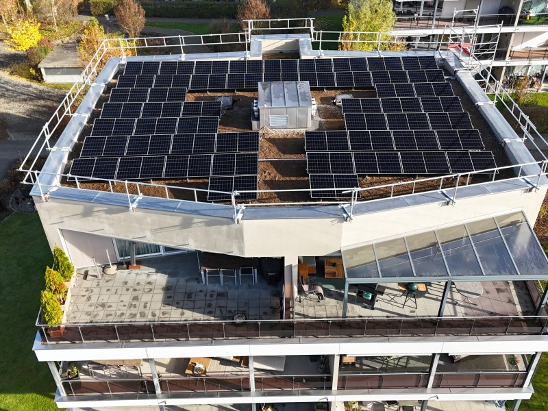 Flachdach-PV-Anlage auf Mehrfamilienhaus