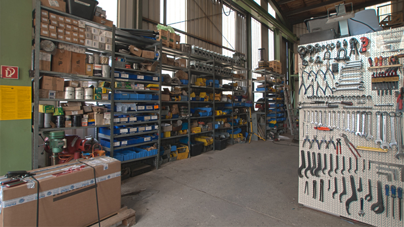 Werkstatt mit Reparatur von Hydraulikkomponenten