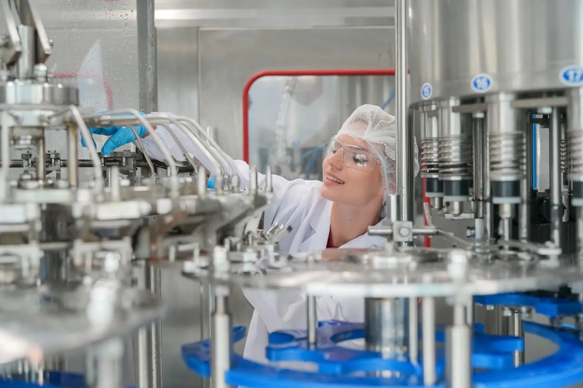 Mitarbeiter an Produktionsanlage