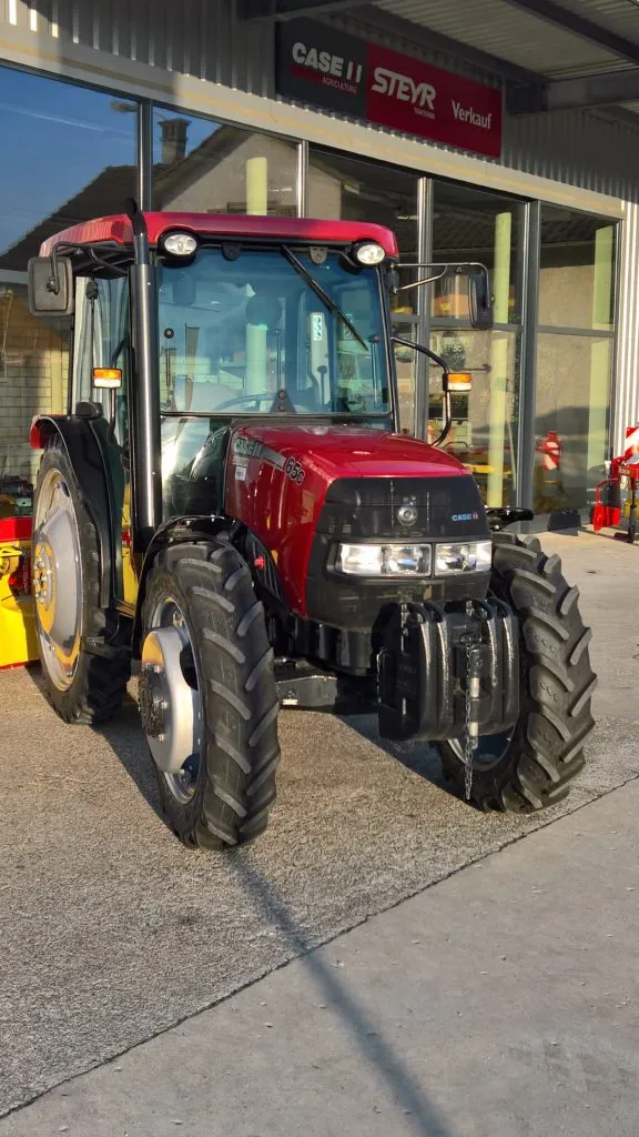 Case-Traktor eines Kunden vor der Werkstatt