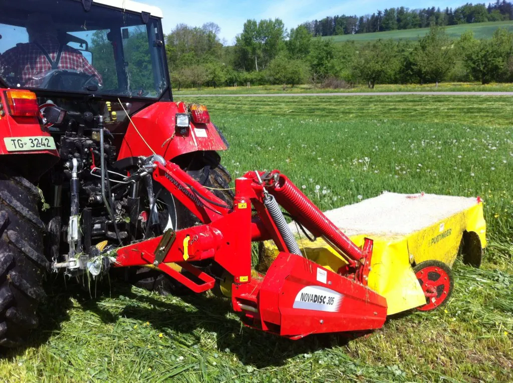 Kompakttraktor mit Frontmähwerk