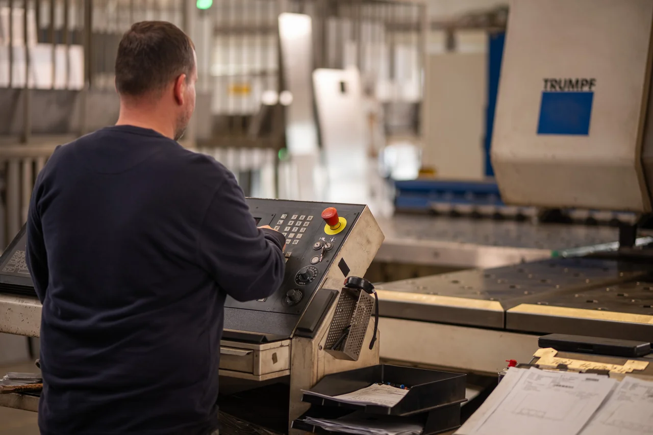 Stanzen auf der Trumpf-Stanzmaschine