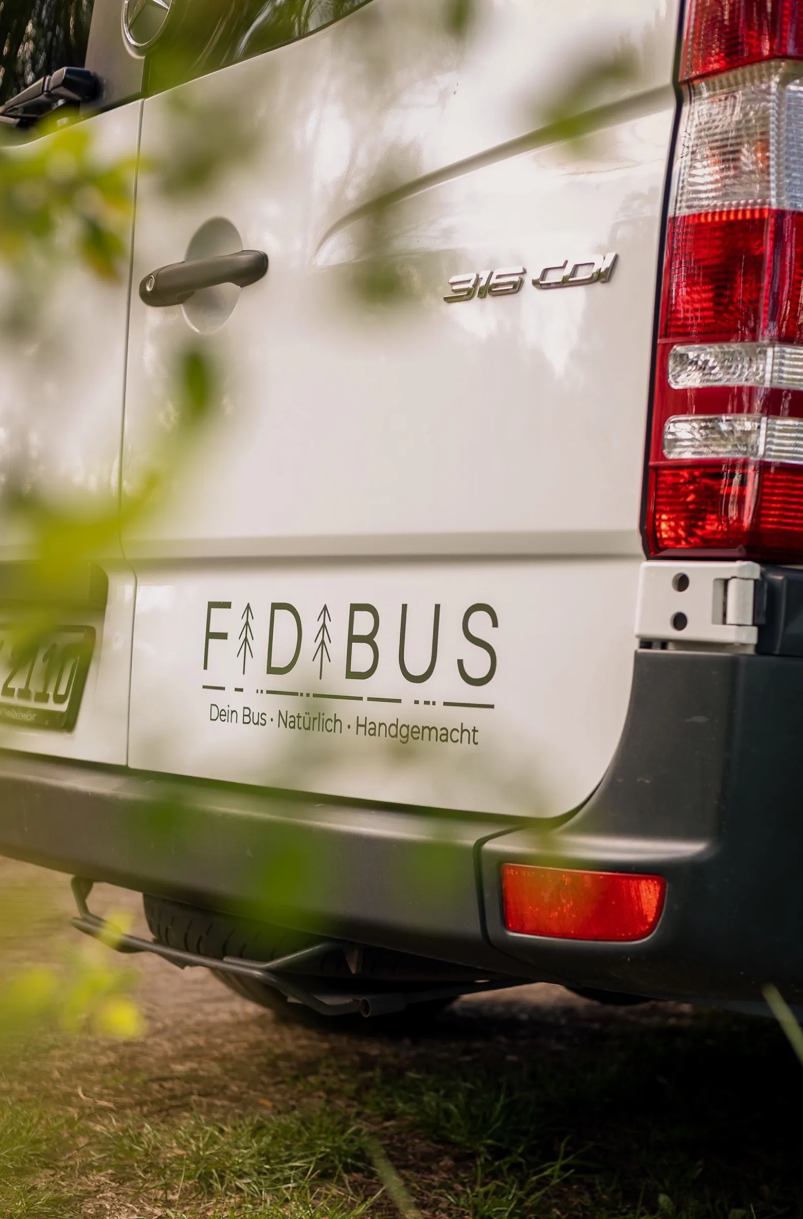 Campervan mit geöffneten Hecktüren