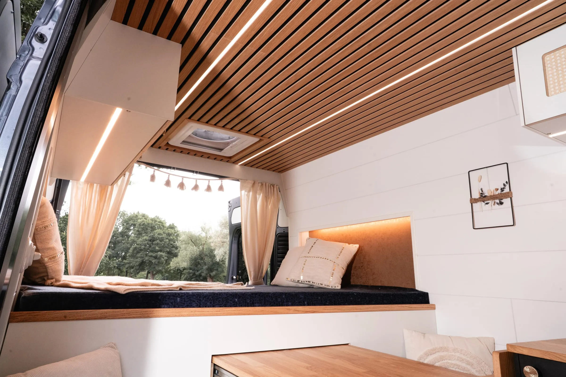 Bett mit Fensterblick