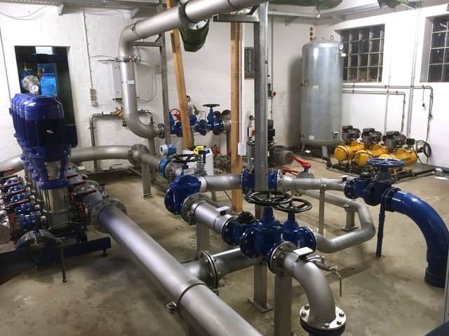 Anlagentechnik mit Rohrleitungen, Ventilen und Pumpen