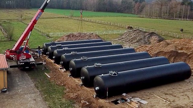 Montage von Speichertanks auf der Baustelle