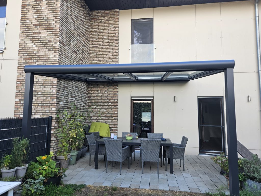 Terrassenüberdachung mit LED-Beleuchtung