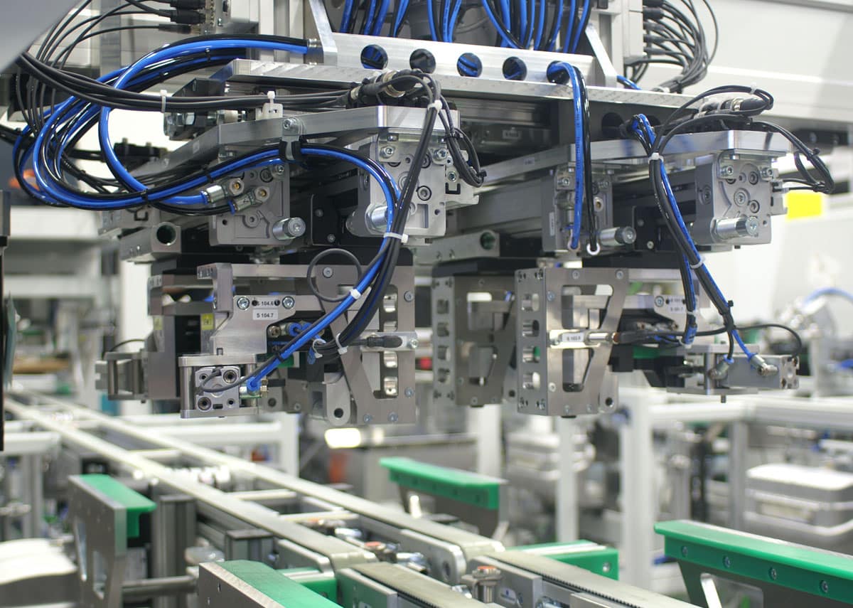 Robotergestützte Handhabungsstation mit Greifern