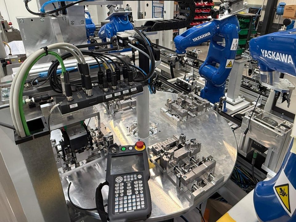 Yaskawa-Roboter mit KI-gestützter kamerabasierter Zuführung