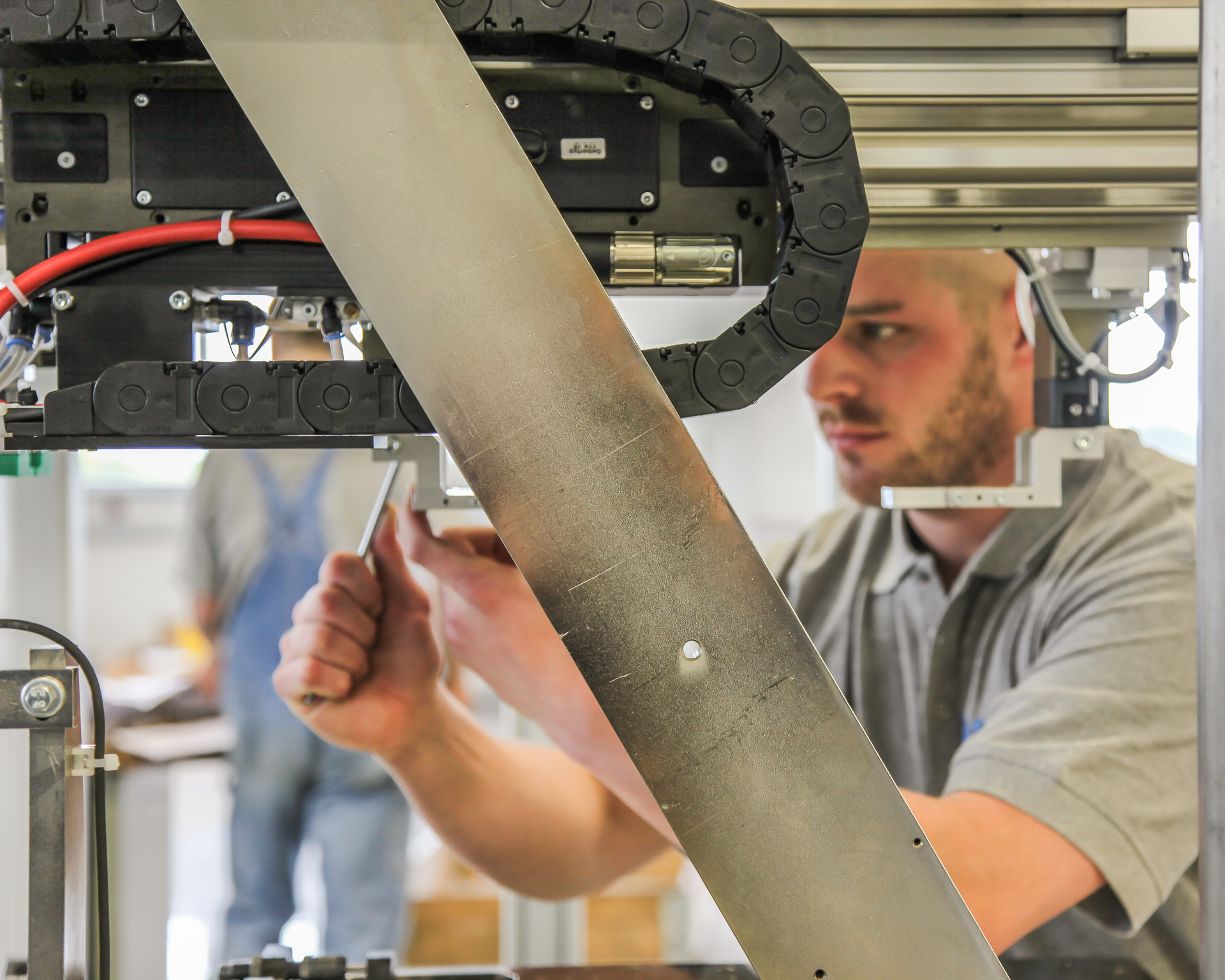 Techniker bei der Wartung einer Montageanlage beim Kunden