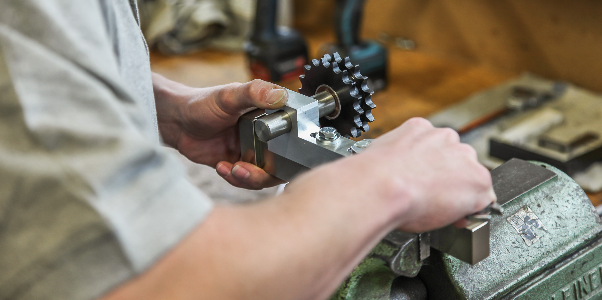 Servicetechniker beim Maschinenbau