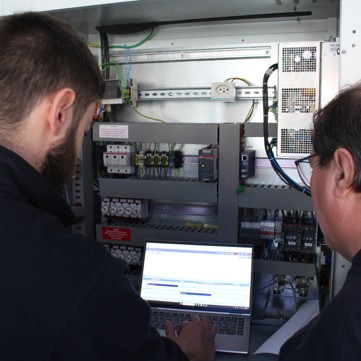 Servicetechniker an der Notlichtanlage