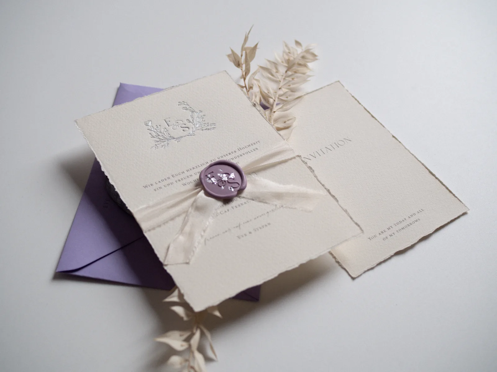 Büttenpapier-Einladung mit violettem Wachssiegel