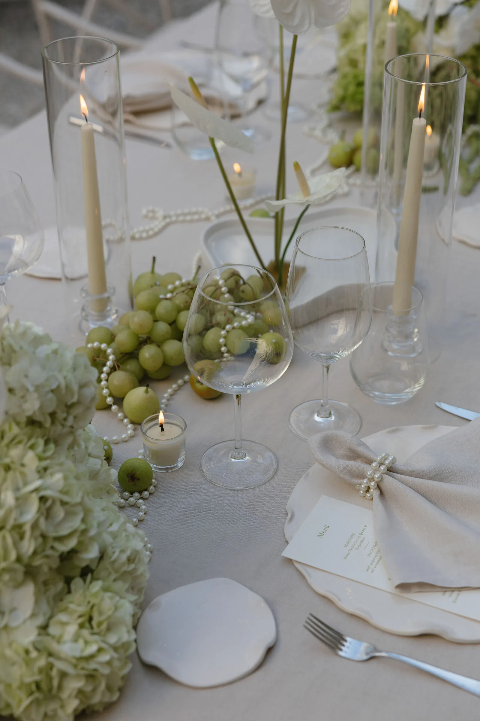 Hochzeitstisch mit Menükarte der traufabrik-Papeterie