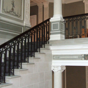 Treppe mit Geländer