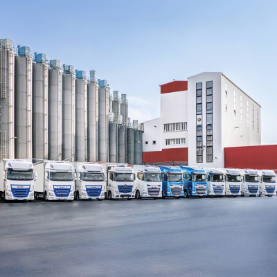 Eigene LKW-Flotte (Planen- und Silofahrzeuge)