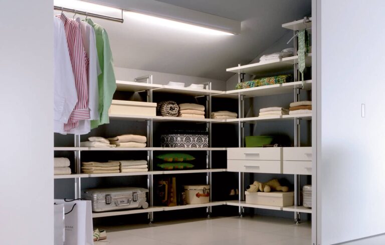 Begehbarer Kleiderschrank QuattroPlus mit Delta-Schiebetüren
