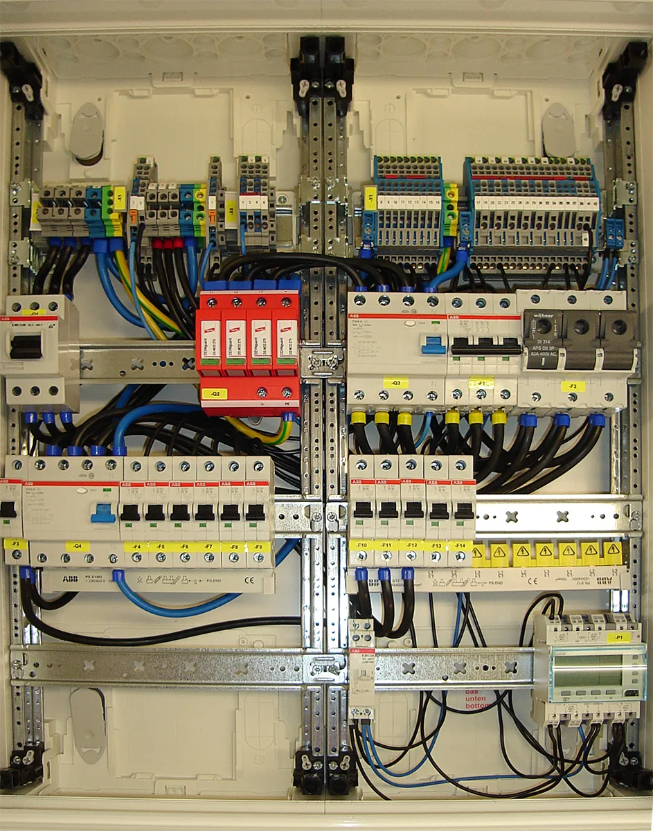 Blick in einen elektronischen Verteilerkasten
