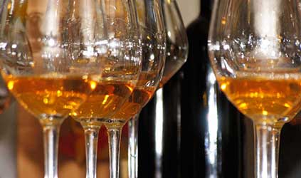 Orange-Wein (maischevergoren)