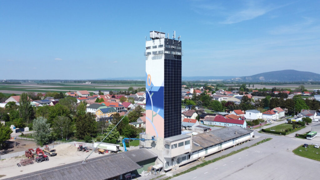 Fertiggestellte Anlage mit Energiespeicher
