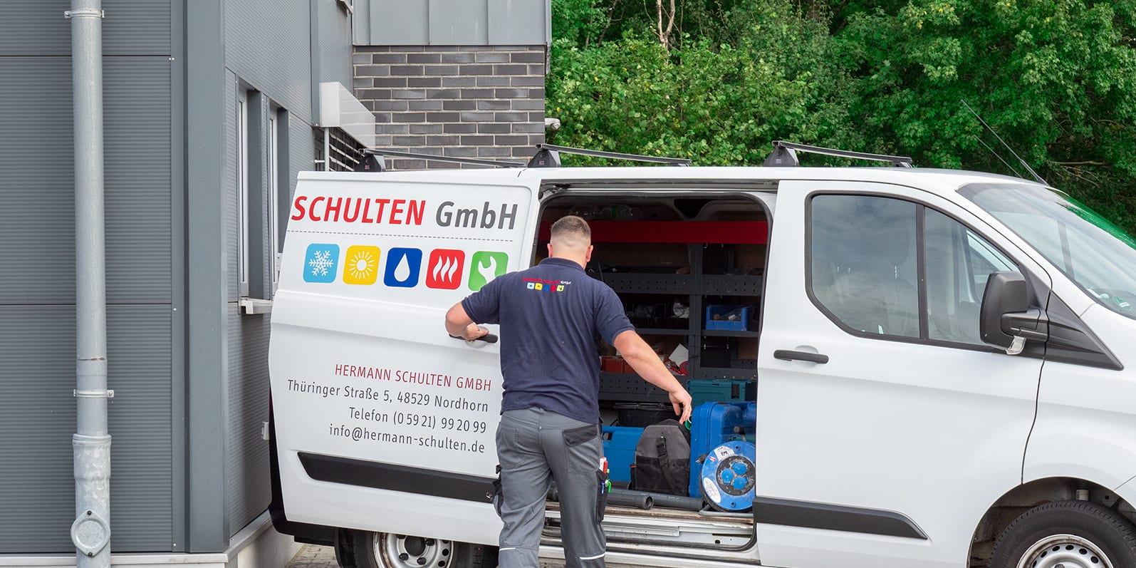 Team der Hermann Schulten GmbH vor dem Betriebsgebäude in Nordhorn