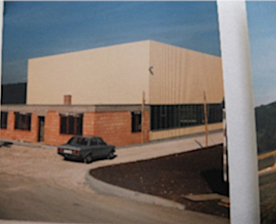 Neubau des heutigen Standorts mit Halle 1 und Bürogebäude, 1986