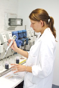 Laborarbeiterin bei der Qualitätskontrolle