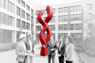 Rote Skulptur am Bau