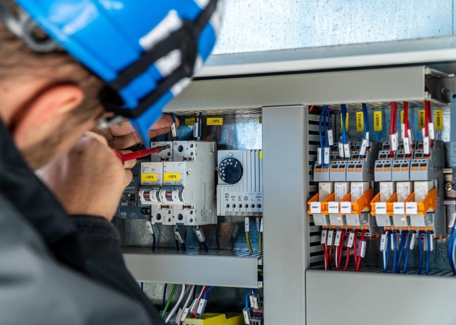 Techniker an Stromkasten