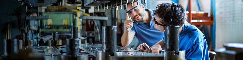 Mitarbeiter an einer Metallpresse
