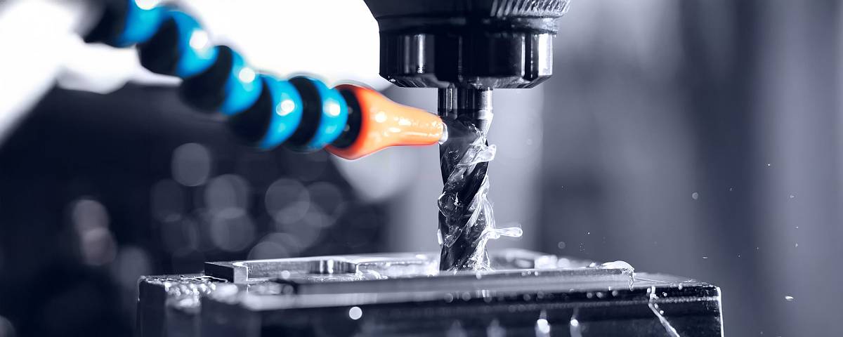 CNC-Bohrprozess mit Kühlschmierstoffzufuhr
