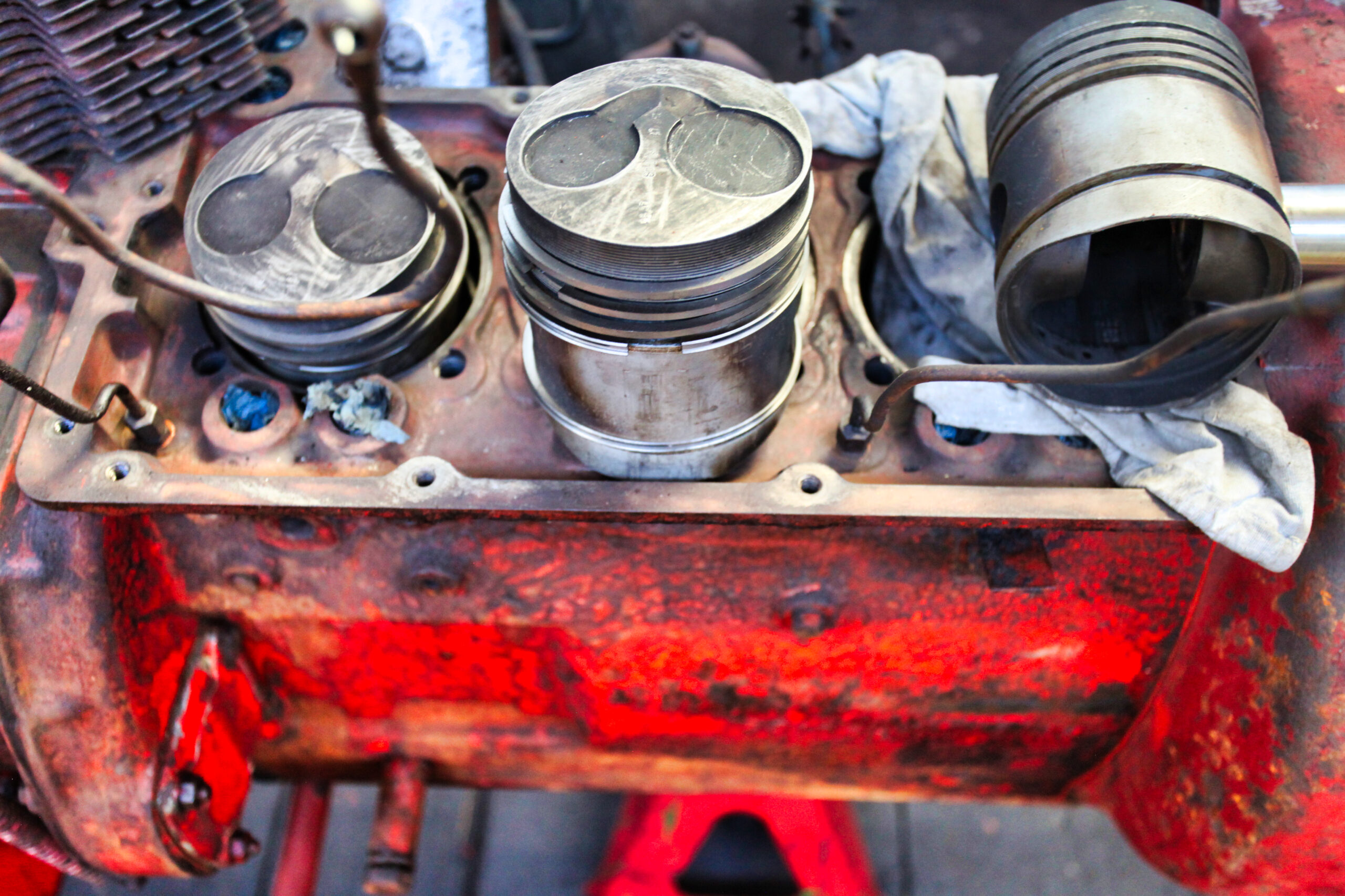 Traktor mit geöffnetem Motorblock
