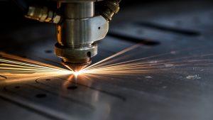 Laserstrahlschneiden mit Funkenflug
