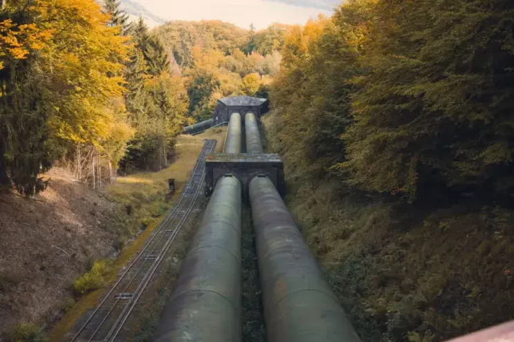 Wasserkraft-Leitungstrasse