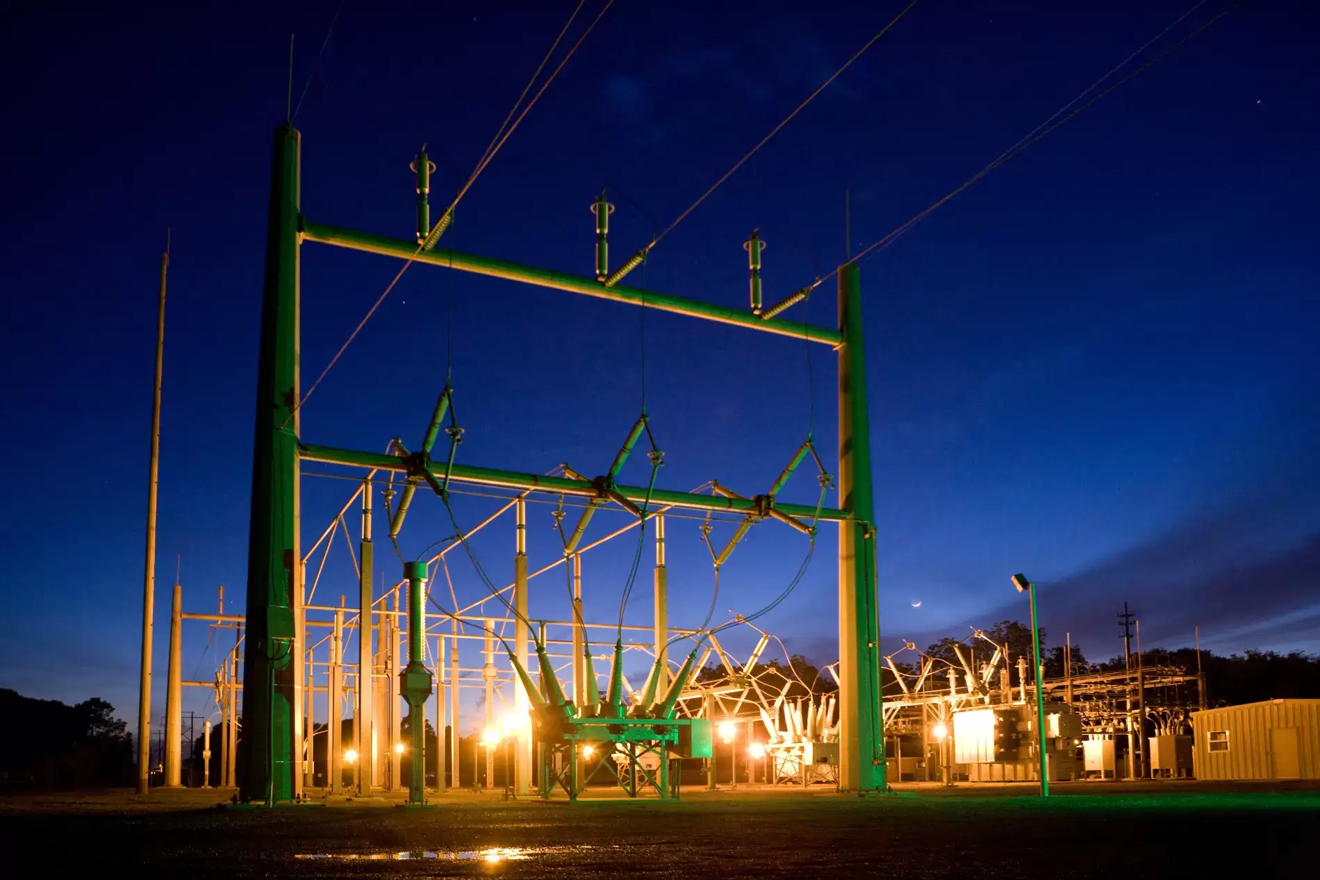 Elektrische Infrastruktur bei Nacht