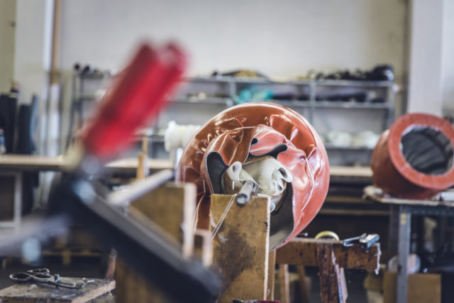 Handgefertigte Kompensatoren in Produktion