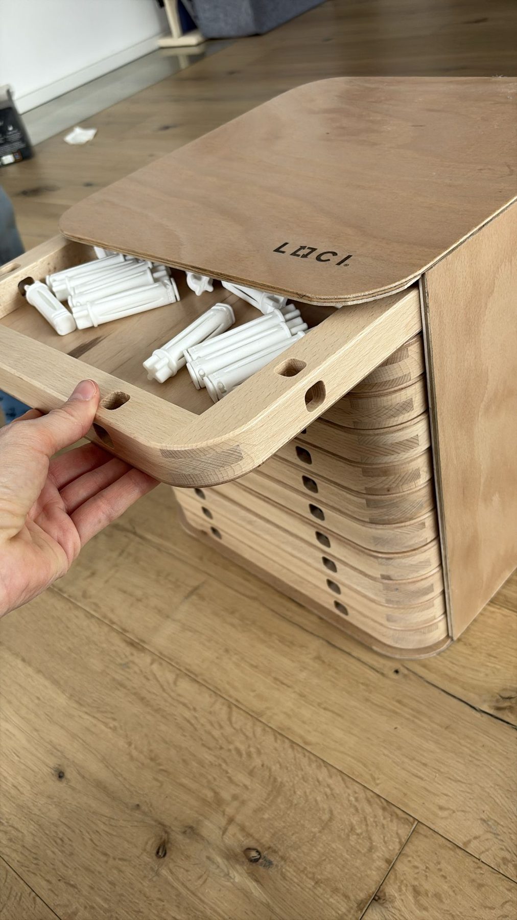 Aufbewahrungsbox mit Verbindern und Rahmen