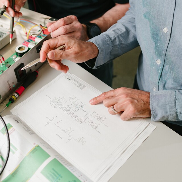 Arbeit an einer elektronischen Steuereinheit