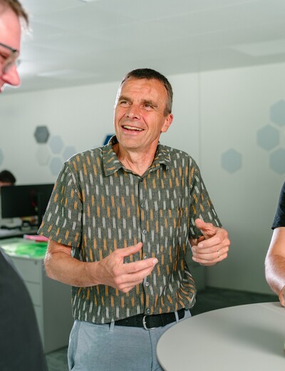 Entwicklungsgespräch am technischen Prototypen